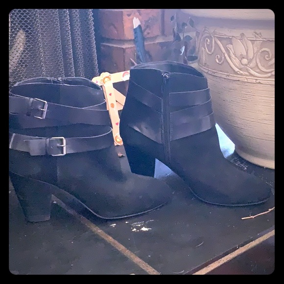 Le Chateau black booties: size 39 (size 9 woman’s) - Picture 1 of 6